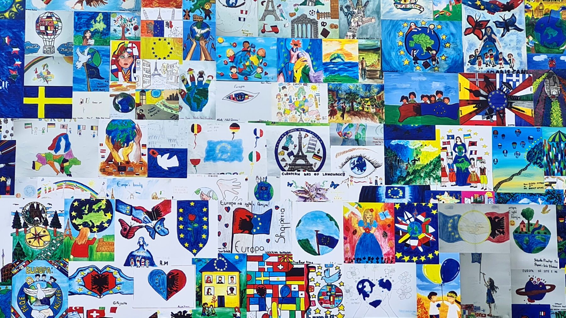 Collage aus vielen bunten Kinderzeichnungen mit europäischen Flaggen, Friedenstauben, Herzen und Symbolen für Europa