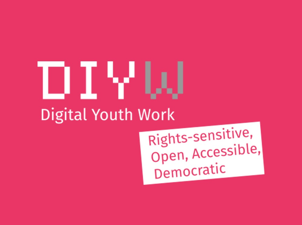 Logo mit dem Schriftzug 'DIYW Digital Youth Work' und dem Text 'Rights-sensitive, Open, Accessible, Democratic' auf rotem Hintergrund